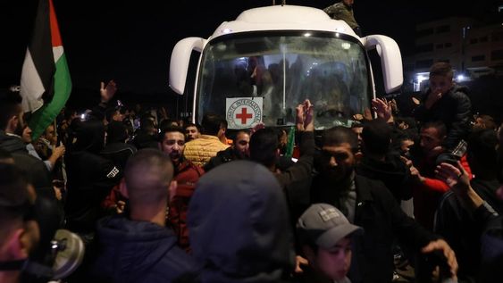 Con el correr de los días, la liberación de los rehenes israelíes por parte de los terroristas de Hamás y la Yihad Islámica se ha convertido en un creciente problema por causa de la hostilidad de los civiles palestinos, que impiden la circulación de los vehículos de la Cruz Roja y las ambulancias asignadas por el acuerdo.