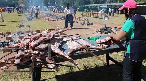 Los Andes | El Festival Nacional del Chivo regresará del 9 al 11 de febrero.SE REALIZO EL TRADICIONAL ASADO DE LOS CHIVOS, EN LA FOTO LA FLIA AVILA PREPARA LOS CHIVOS PARA EL CONCURSO DE CHIVO AL HORNOFOTO: GENTILEDA ADRIANA ARANO