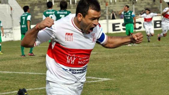 Akerman y sus goles, a un paso del Lobo