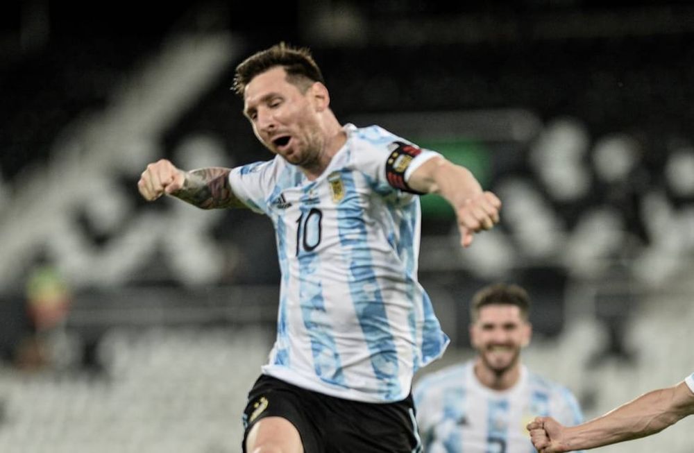 La celebración de Messi tras su golazo de tiro libre ante Chile. (AP)