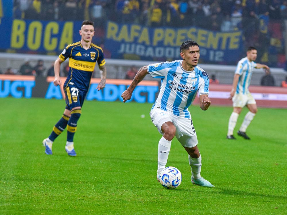 Con mucho orden y decisión, el Decano le complicó la primera parte a Boca. Con mucho orden y decisión, el Decano le complicó la primera parte a Boca.