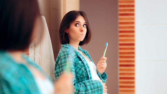 El aumento de estrógeno y progesterona que se experimenta durante el embarazo, puede provocar una mayor susceptibilidad de las encías a la placa bacteriana. Foto: 123rf