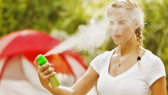 Al momento de aplicarnos repelente, se desaconseja rociarlo directamente sobre la cara; mejor hacerlo sobre las manos, frotándolas luego y aplicando el producto que queda sobre el rostro.