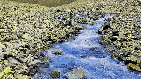 Los Andes | El Arroyo Turquesa es una curiosidad de los andes sanjuaninos, un lugar de belleza natural sugestiva y atípica que surge del deshielo del glaciar Caballito, en las alturas del imponente Cerro Mercedario. Foto: Sec. de Turismo de San Juan.