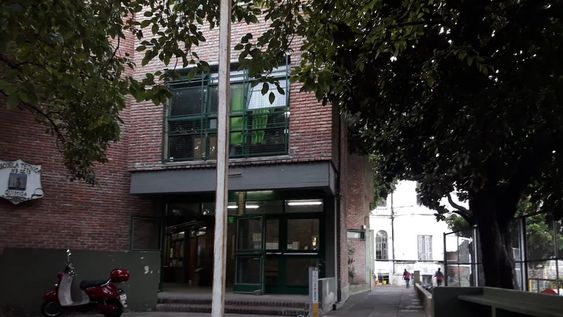 Fachada de la Escuela Técnica N°8 Paula Albarracín de Sarmiento de la Ciudad de Buenos Aires, una de las 10 mejores del mundo en categoría ambiental.