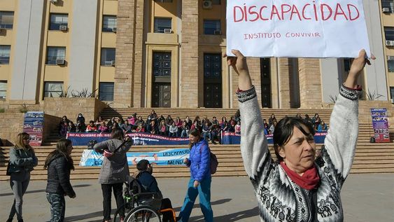 Protesta de familiares y trabajadores de la discapacidad por supuestos recortes y demoras en pagos de ayudas. Foto: Orlando Pelichotti / Los Andes