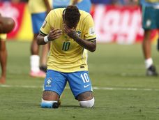 Neymar, entre lágrimas y desconsuelo, tras una nueva frustración mundialista con la camiseta de la Canarinha, en otra dura eliminación de Brasil en la Copa del Mundo.