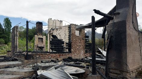Los Andes | Los incendios provocados por el Zonda fueron los mayores en 20 años y harán falta 4 décadas para la recuperación de la flora.  Vivienda totalmente quemada en Portal SuizoFoto: Orlando Pelichotti