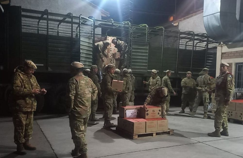 Llegaron los primeros 13.000 kilos de leche de Capital Humano a Mendoza. Fue este domingo por la noche, se aguardan en total 90.000 kilos del stock de alimentos que el área tenía acopiados y sin distribuir. | Foto: Conin