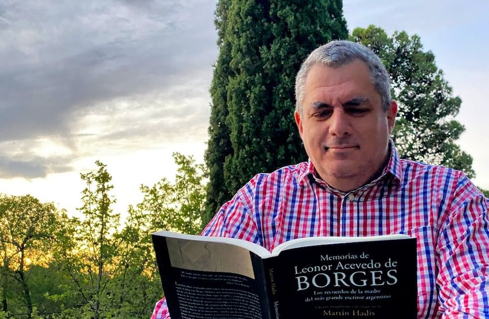 El autor junto a su último libro publicado. Foto: gentileza de Martín Hadis.