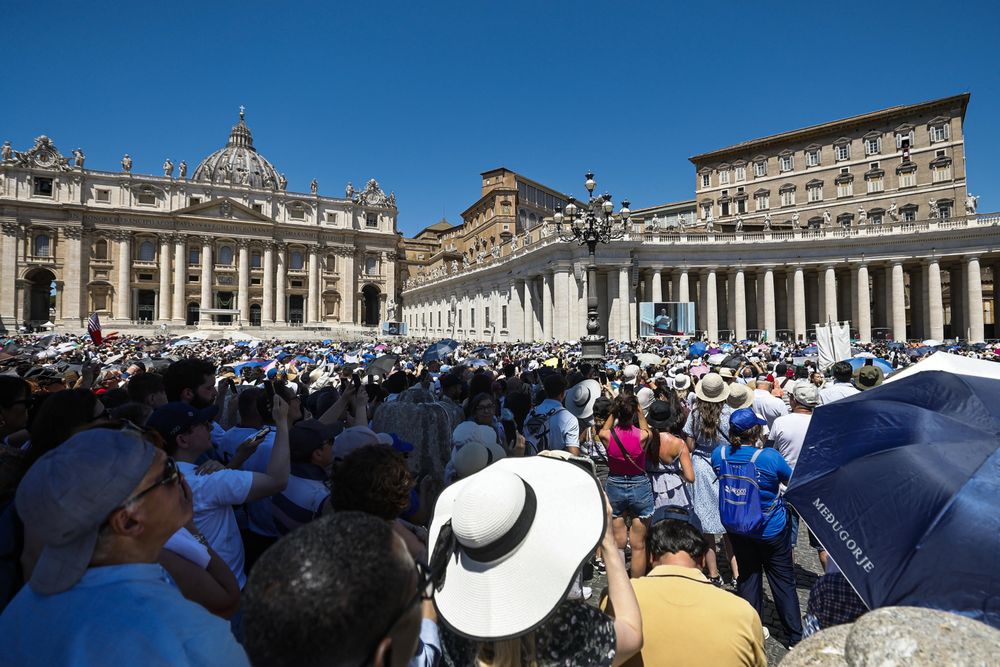 Fieles asisten al rezo del Ángelus pronunciado por el Papa León XIV desde la ventana del palacio apostólico que da a la Plaza de San Pedro en el Vaticano, el 29 de junio de 2025. 