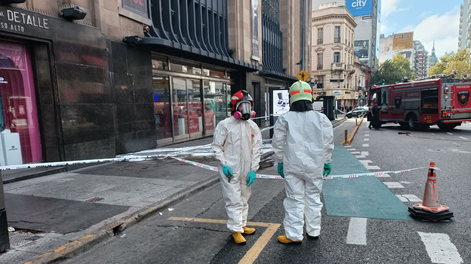 Operativo en la zona del shopping Abasto por la aparición de un líquido espumoso