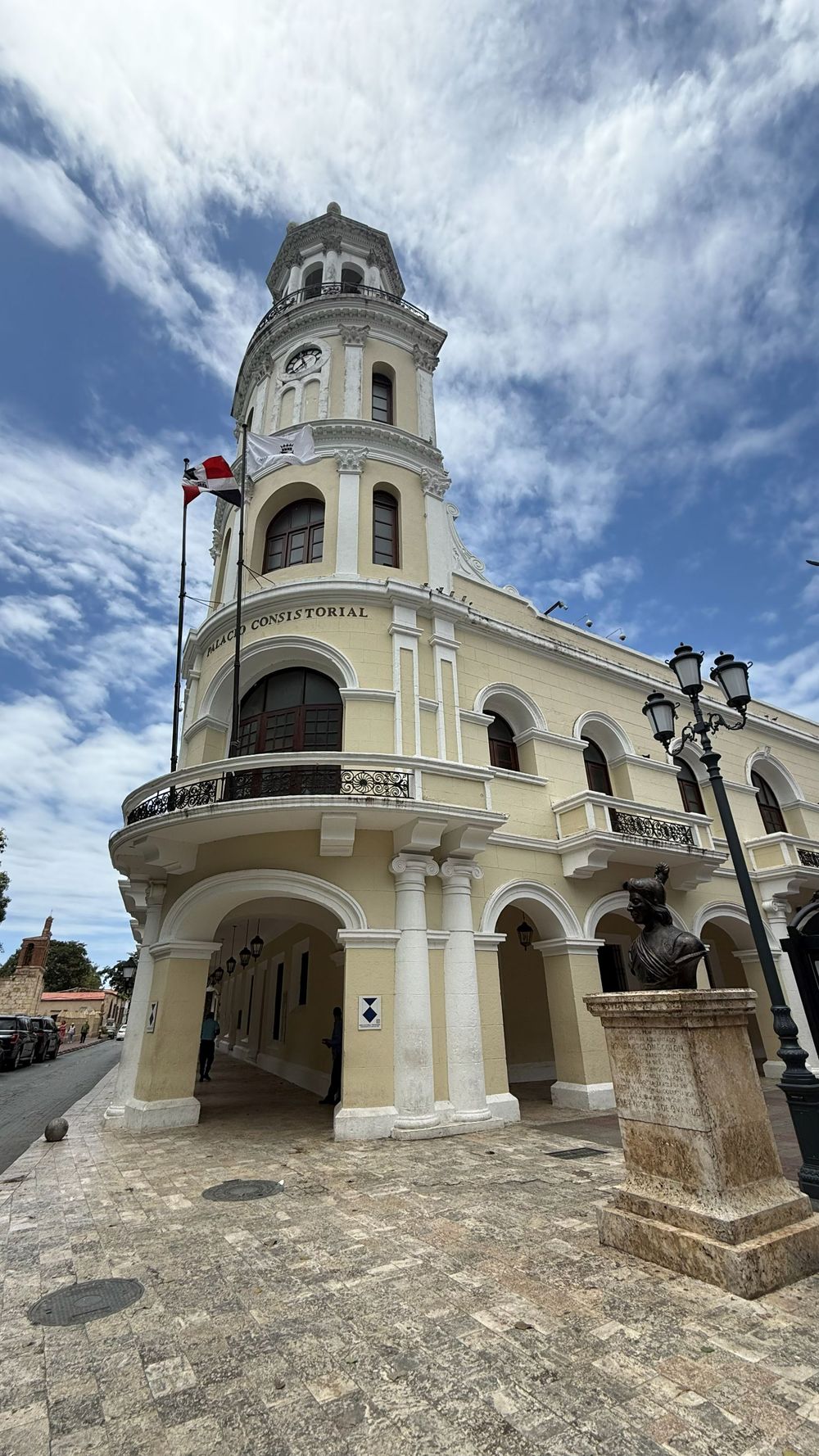 La peatonal más famosa de Santo Domingo mezcla edificios históricos, comercios y gastronomía típica dominicana.
