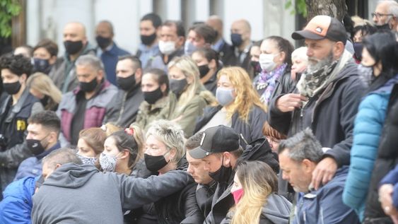 Dolor e indignación: despidieron con honores los restos del policía asesinado en un asalto