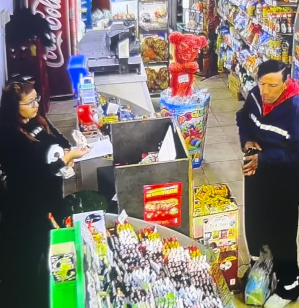 Detuvieron al delincuente que fingió ser cliente, golpeó violentamente a una joven y quedó grabado. Foto: Captura video