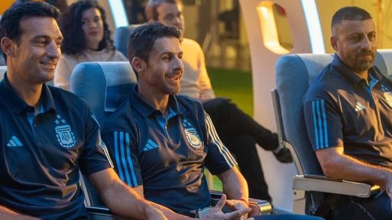 El cuerpo técnico protagonista del spot de seguridad de Aerolíneas Argentina.