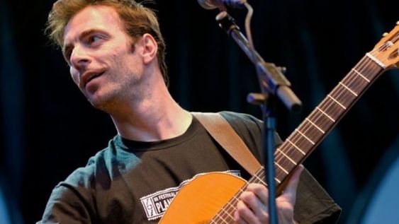 Kevin Johansen se presenta esta noche en un show especialísimo dentro de un complejo de salas porteñas icónicas. Conduce Lalo Mir.