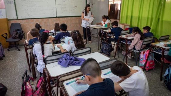 Se acordó el pago de $240.000 en concepto de ayuda en útiles escolares para todos los docentes dependientes de la DGE. Esta suma se pagará por única vez.
