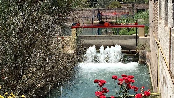 Dique de la Carrodilla que funciona en el sitio elegido por los ingenieros hidráulicos incas y que sigue teniendo idénticas funciones actualmente que en el siglo XVI.