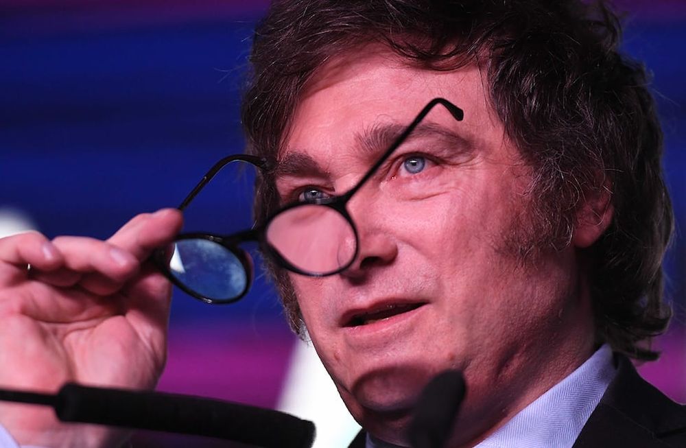 El candidato presidencial por La Libertad Avanza (LLA), Javier Milei, celebró con los principales dirigentes de su fuerza los resultados obtenidos en las PASO. (Reuters)