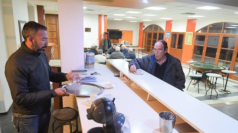 Los Andes | En el Club Social Luján aún en la actualidad se mantienen inalterables las comidas entre varones de los viernes. Angel es quien está a cargo de la cantina del club y Hugo, un socio. Foto: José Gutierrez / Los Andes