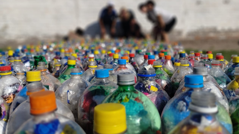 La impactante cantidad de residuos plásticos que juntará una escuela rural para reciclar y convertir en muebles