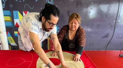 El taller que confeccionará la ropa de la fiesta máxima de la provincia ya empezó a funcionar. | Foto: Gobierno de Mendoza