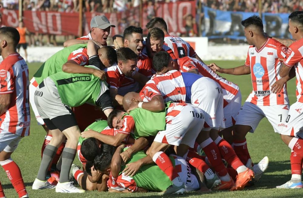 Los jugadores de San Martín festejan el triunfo parcial ante Unión de Villa Krause / Orlando Pelichotti.