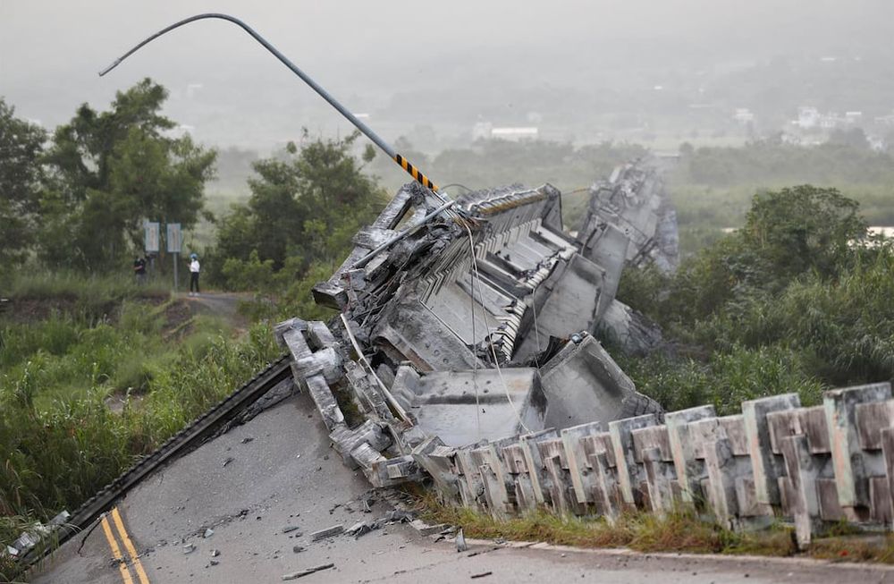 Residentes taiwaneses inspeccionan el dañado puente Gaoliao que se derrumbó después de que un terremoto de magnitud 6,8 ​​azotara el municipio de Yuli; en el condado de Hualien, Taiwán Foto: EFE