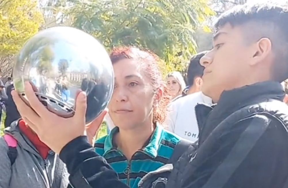 Una multitud de mendocinos se reunió en plaza San Martín para dar sus datos a cambio de “Worldcoins” / Captura de video