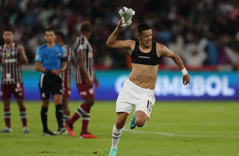 Alex Arce de Quito celebra un gol este jueves, durante un partido de la Recopa Sudamericana entre LDU Quito y Fluminense, en el estadio Rodrigo Paz Delgado en Quito (Ecuador). EFE/ José Jacome