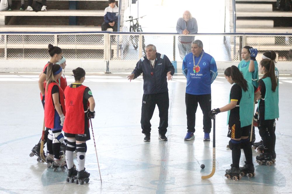 Hockey Patín El DT Darío Giuliani y el destacado profesor: Martín Riveros al terminar el trabajo en la pista de Concepción PC.