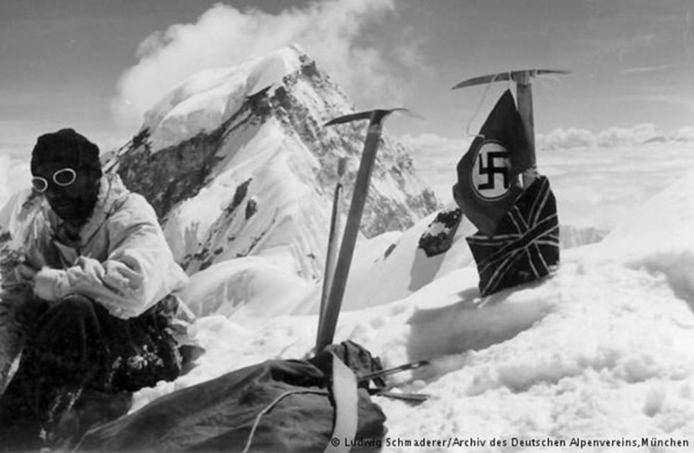 Persiguiendo varios de los mitos más fascinantes de la historia, el Tercer Reich envió expediciones científico-esotéricas a lugares tan diversos como el Tíbet, Francia, Bolivia y la Argentina.