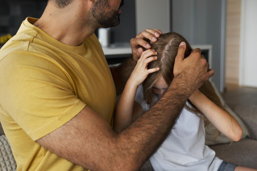 Sie belog ihre Töchter und behauptete, ihr Vater sei tot und misshandele sie. Das Gericht ordnete daraufhin an, dass sie zu ihm zurückkehren sollten. Foto: Illustratives Bild (Freepik.es)