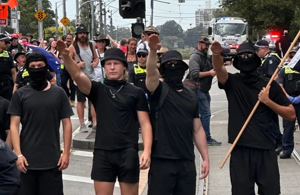 Un grupo de encapuchados y portadores de símbolos nazis interrumpen una marcha por los derechos LGBT en Melbourne, Australia, durante el mes de marzo.
