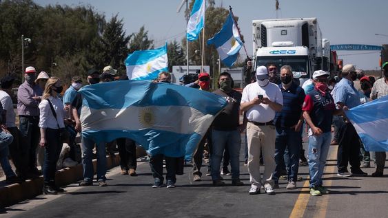 Mendoza 29 de septiembre  de 2020 SociedadDesaguadero, La PazProtesta. Negocian que productores de Mendoza para encontrar una soluciónSolo en desaguadero unos 100 productores agropecuarios que piden la libre circulacion por las rutas nacionales al ser considerados trabajadores esenciales. El conflicto se replica en todos los límites de la provincia.Foto: Ignacio Blanco / Los Andes