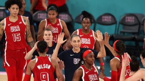 EE UU celebra tras la victoria 67-66 ante Francia, en la final del básquetbol femenino de los Juegos Olímpicos de París, que le permitió terminar arriba de todos en el medallero. / Gentileza.