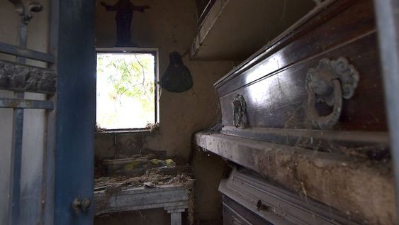 “La Nena” y “El Brasilero”, los dos niños fantasmas del Cementerio de Mendoza que corretean por el lugar. Foto: Orlando Pelichotti / Los Andes.