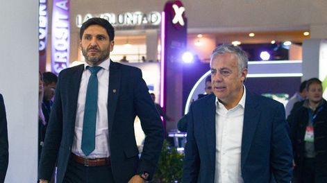 Maximiliano Pullaro y Alfredo Cornejo, juntos en la feria Arminera en mayo pasado.&nbsp;