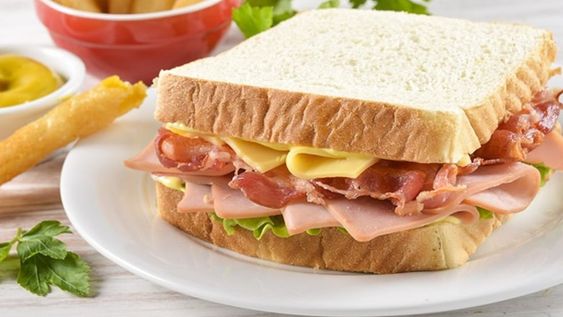 Sandwich de jamón y queso súper crocante con papas delgadas y mostaza de cebolla caramelizada
