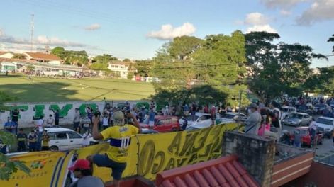 Banderas, gritos, camisetas y hasta el ruido de trompetas y redoblantes en la práctica Xeneize. / Gentileza.