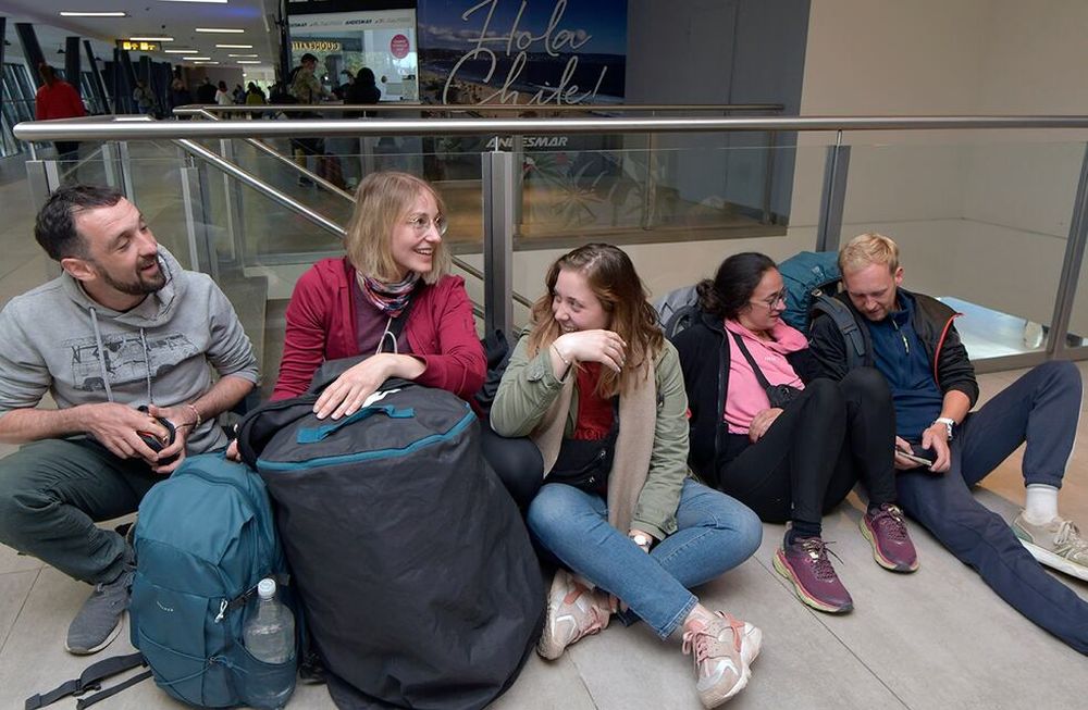 Turistas franceses y chilenos que vienen de La Rioja, y van a Santiago de Chile, esta mañana en la Terminal de Micros.  Foto: Orlando Pelichotti