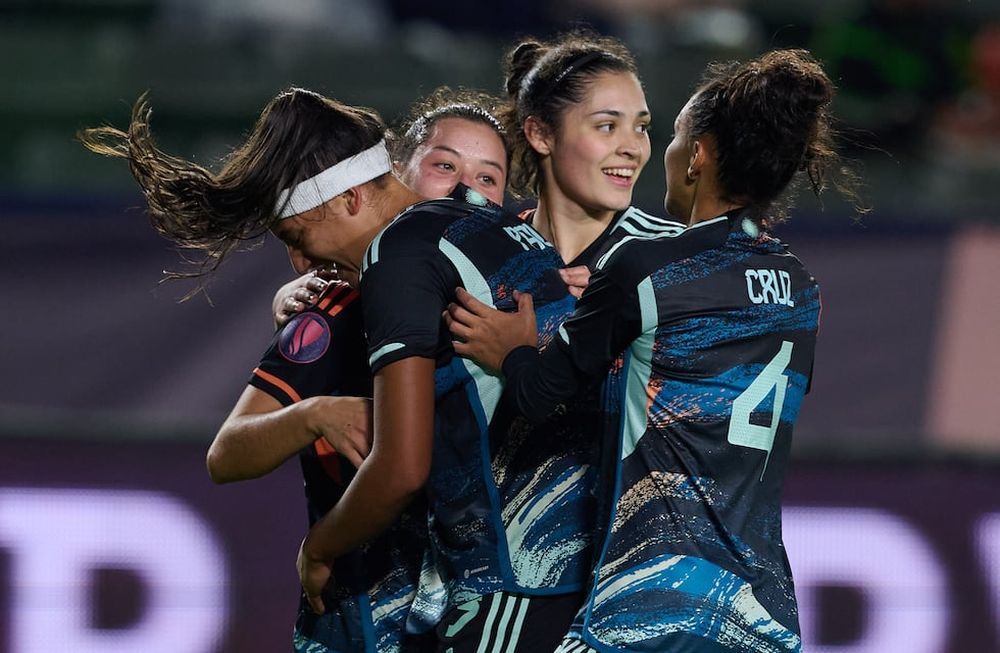 Las mendocinas Chiara Singarella y Julieta Cruz ingresaron en el segundo tiempo en el triunfo de la Selección Argentina en la Copa de Oro de la Concacaf / Prensa AFA.