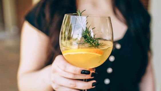 Cócteles para tomar vino blanco de otra forma en casa