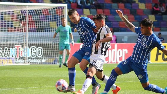 Lautaro Montoya (13), lateral izquierdo del Ferroviario santiagüeño, deja en el camino a Ferrari y Breitenbruch. El Tomba se pegó un golpazo en en el Norte.