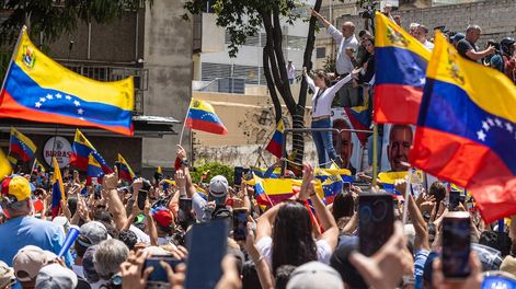 Con Corina Machado a la cabeza, miles de venezolanos marchan contra Maduro.