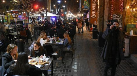 Los Andes | En los bares de calle Arístides Villanueva de Ciudad, durante toda la semana ha habido más cantidad de gente por la semana de la Amistad. José Gutiérrez / Los Andes.