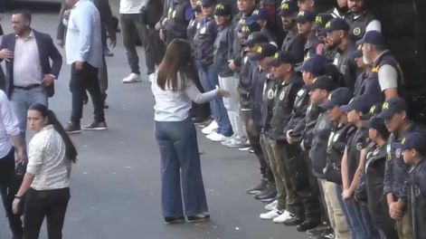 Victoria Villarruel salió a saludar a los policías en el marco de la marcha de los jubilados.