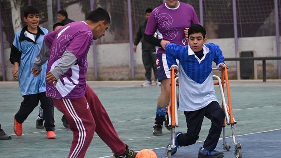 Integración, deporte y diversión: más de 70 chicos y chicas se sumaron a un encuentro de fútbol adaptado