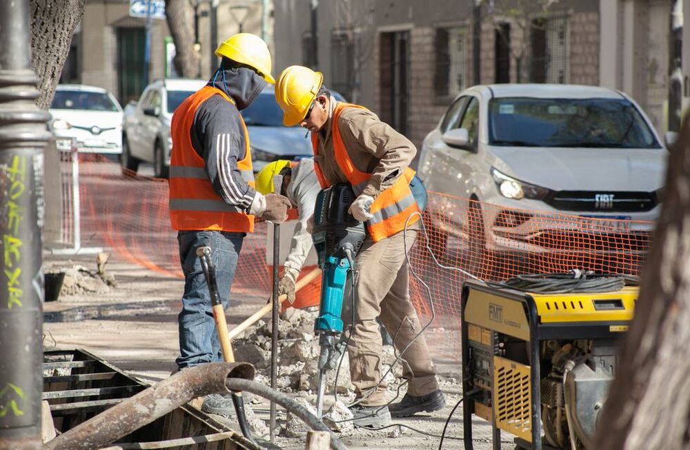 Atención: iniciaron las tareas de renovación de cloacas y redes de agua en Vicente Zapata y San Juan